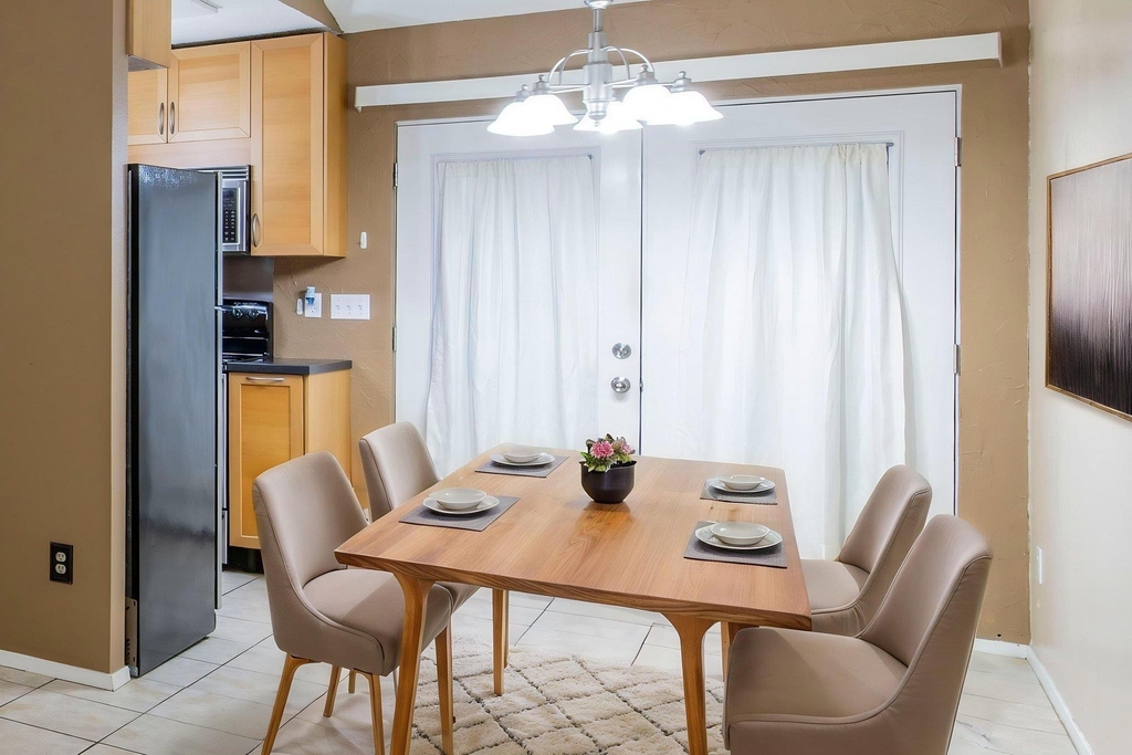 1015 E Yager Ln - Photo 3