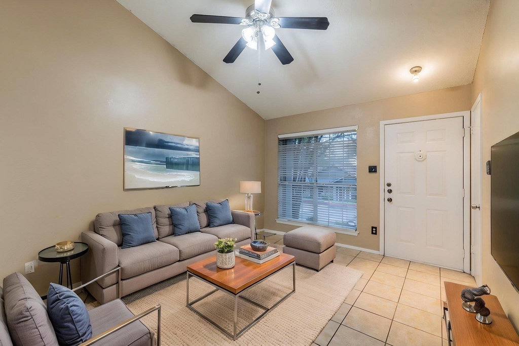 1015 E Yager Ln - Photo 2
