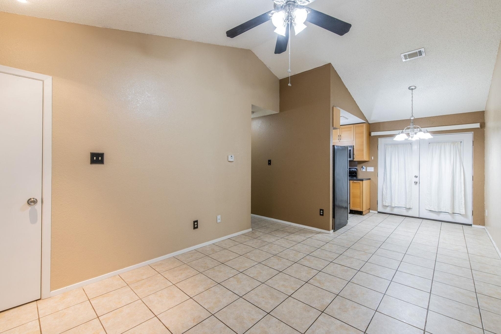1015 E Yager Ln - Photo 15