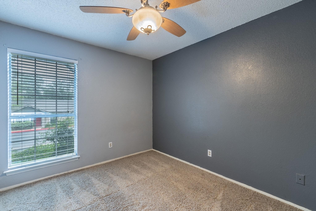 1015 E Yager Ln - Photo 18