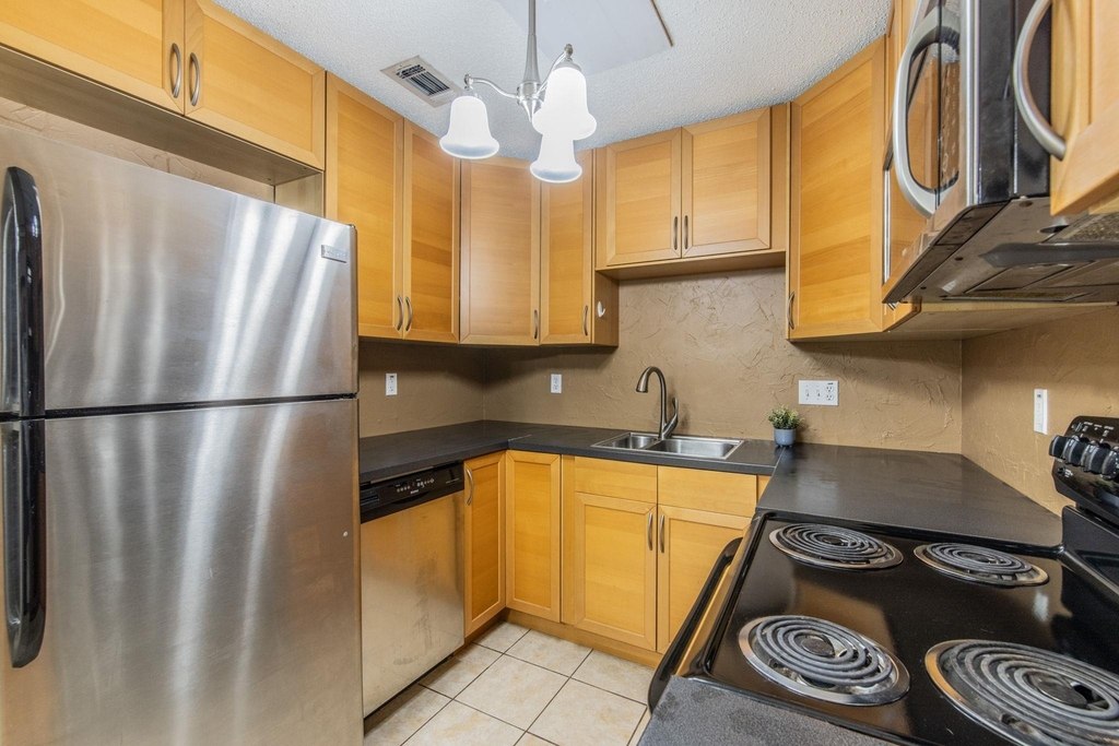 1015 E Yager Ln - Photo 4