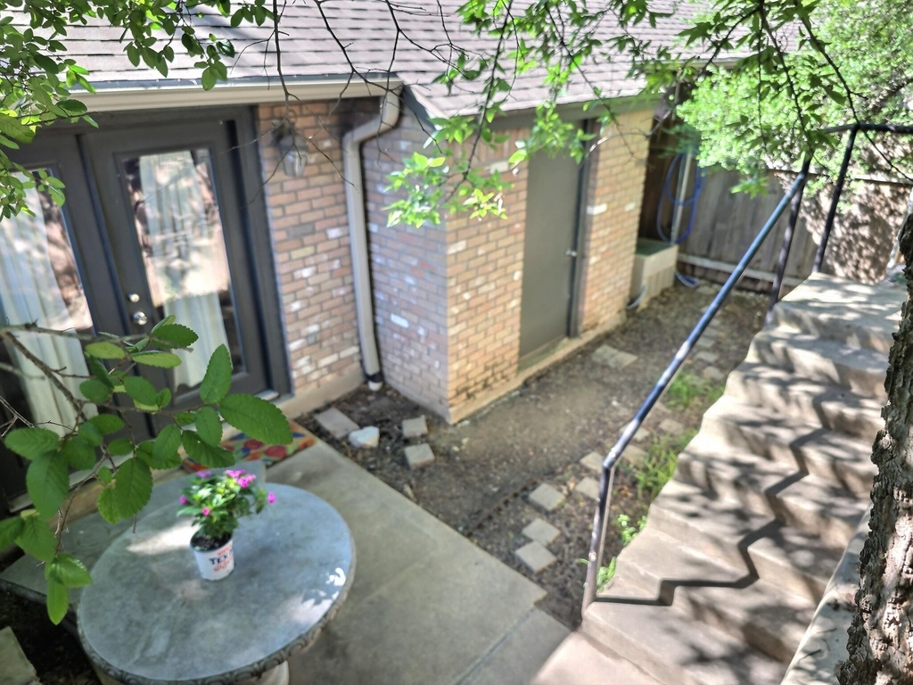 1015 E Yager Ln - Photo 9