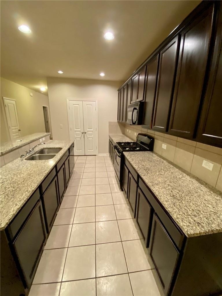 172 Hollis Ln - Photo 3