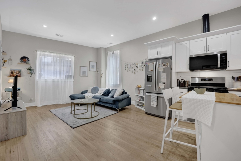 4437 N Broadway Street - Photo 2