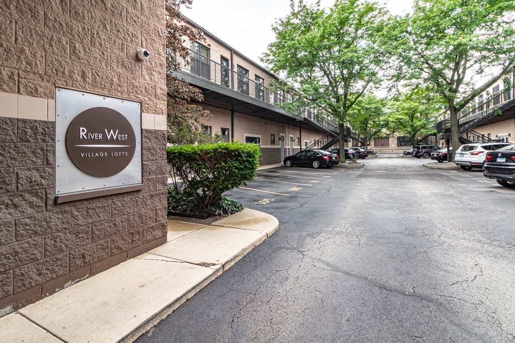 400 N Racine Avenue - Photo 1