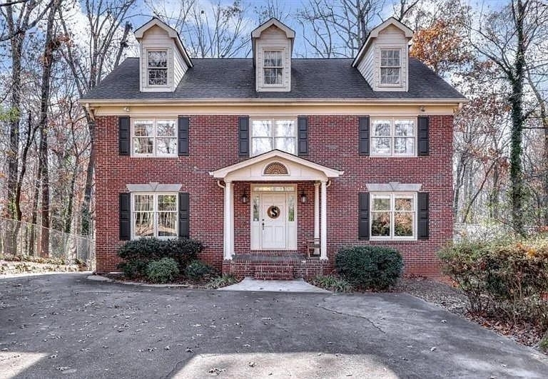 555 Greenland Road - Photo 0