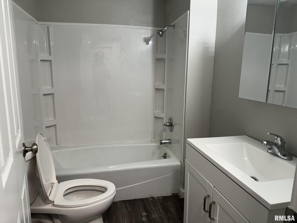 209 E 10th Street - Photo 8