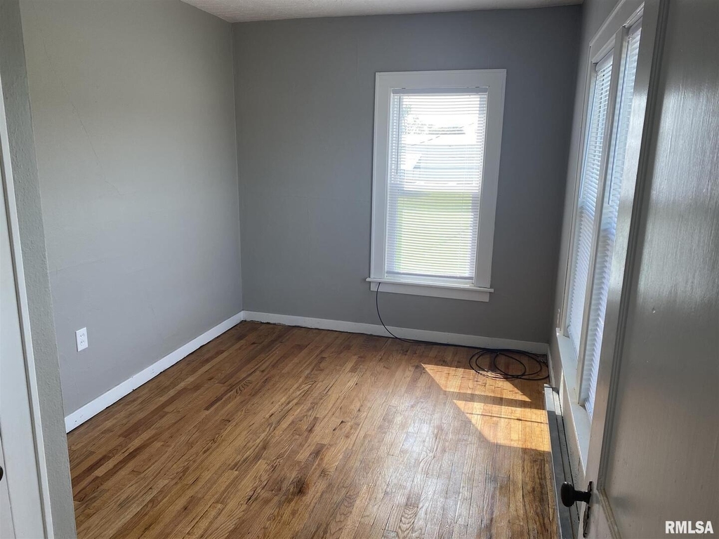 209 E 10th Street - Photo 6