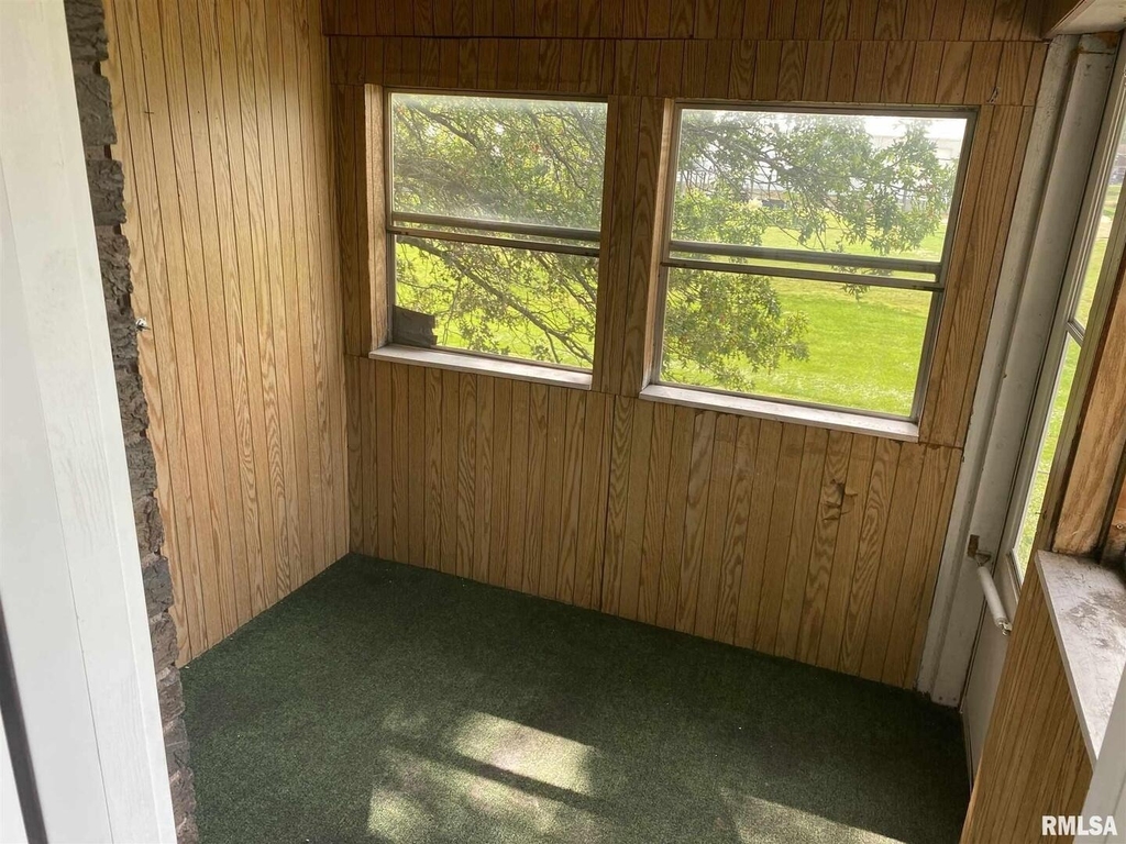 209 E 10th Street - Photo 8
