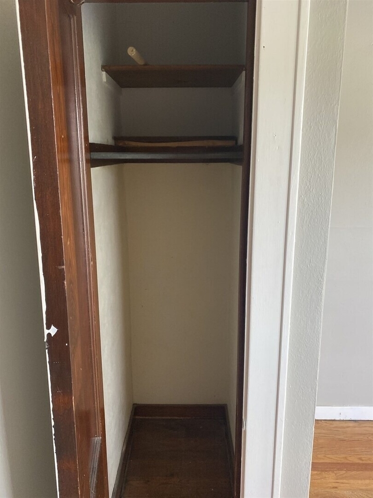 209 E 10th Street - Photo 4