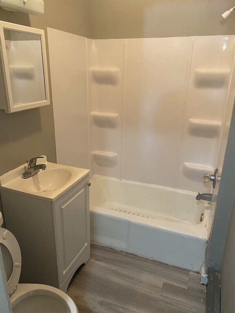 209 E 10th Street - Photo 5