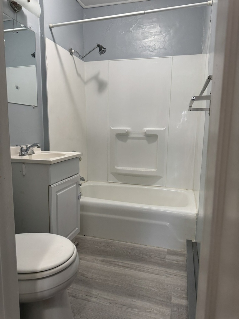 209 E 10th Street - Photo 10