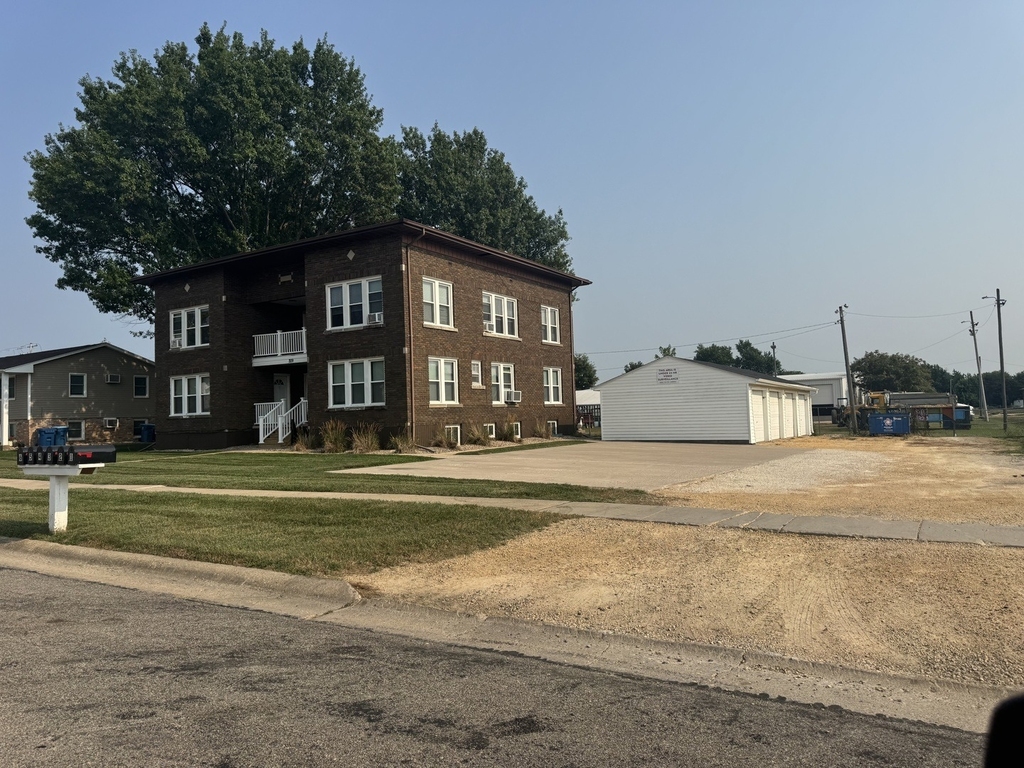 209 E 10th Street - Photo 0