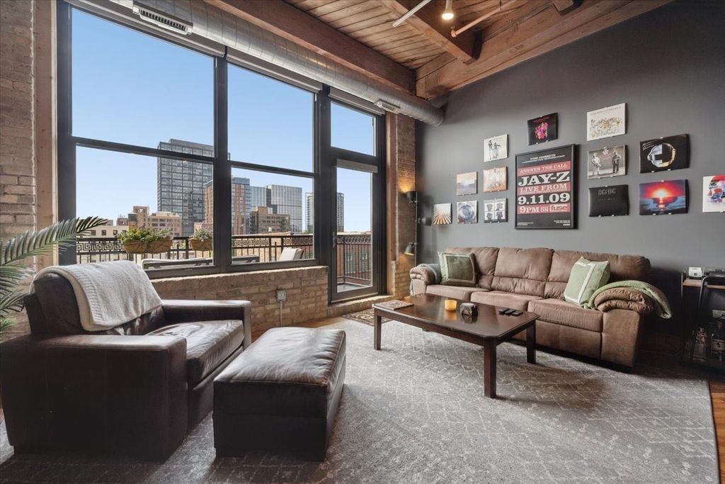 1040 W Adams Street - Photo 1