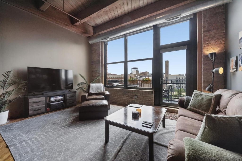 1040 W Adams Street - Photo 2