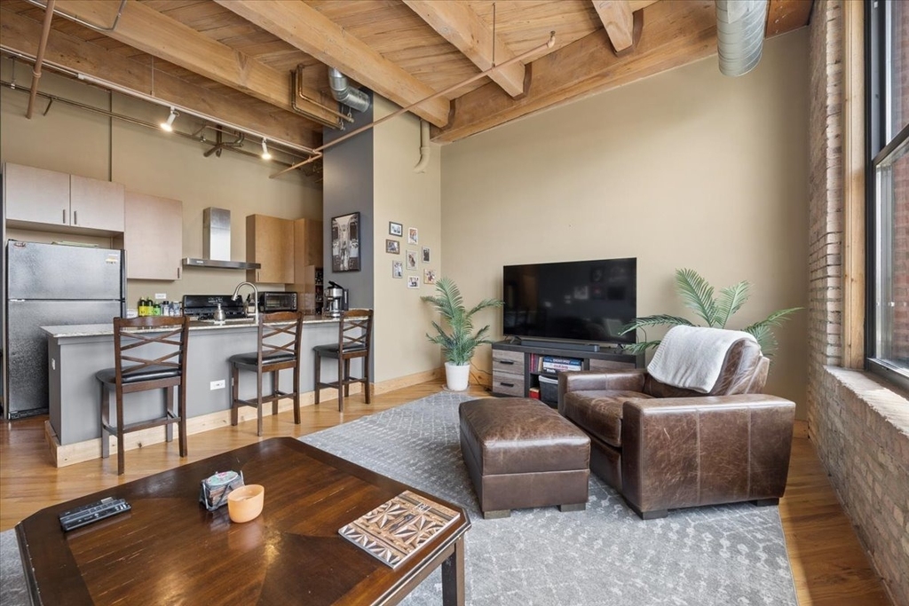 1040 W Adams Street - Photo 3