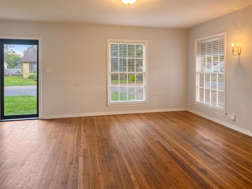 2313 Avenue L - Photo 4