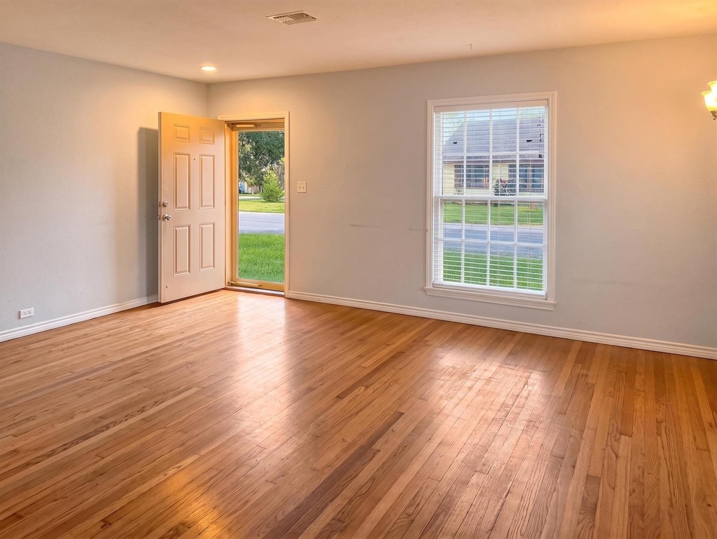 2313 Avenue L - Photo 3