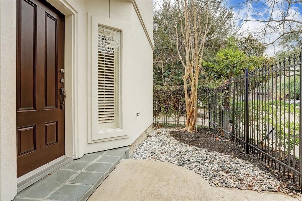 1412 Castle Court - Photo 2