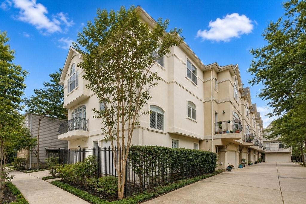 1412 Castle Court - Photo 1