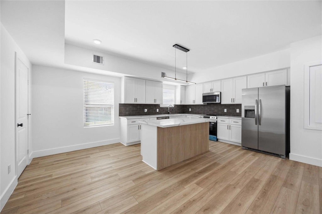 801 E 32nd 1/2 Street - Photo 16