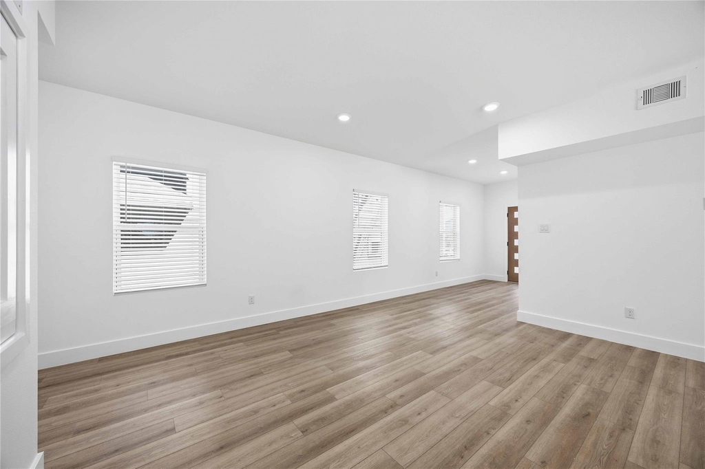 801 E 32nd 1/2 Street - Photo 8