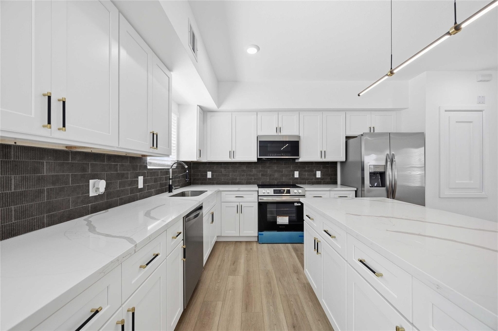 801 E 32nd 1/2 Street - Photo 19