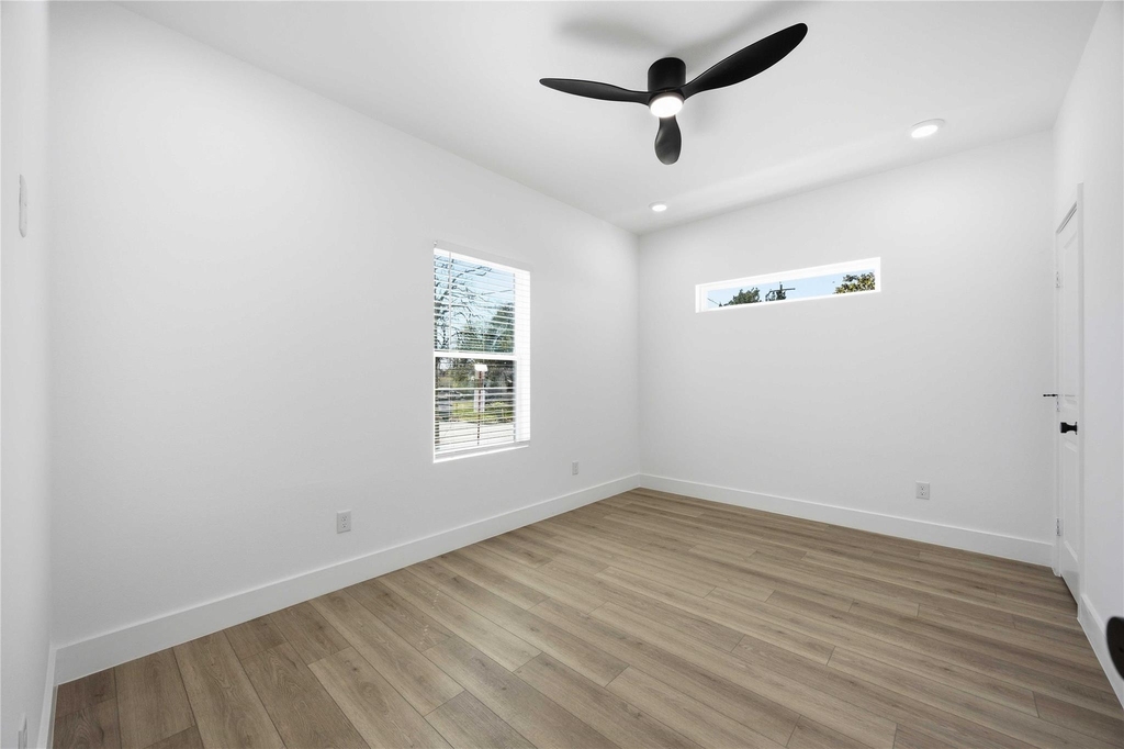 801 E 32nd 1/2 Street - Photo 24
