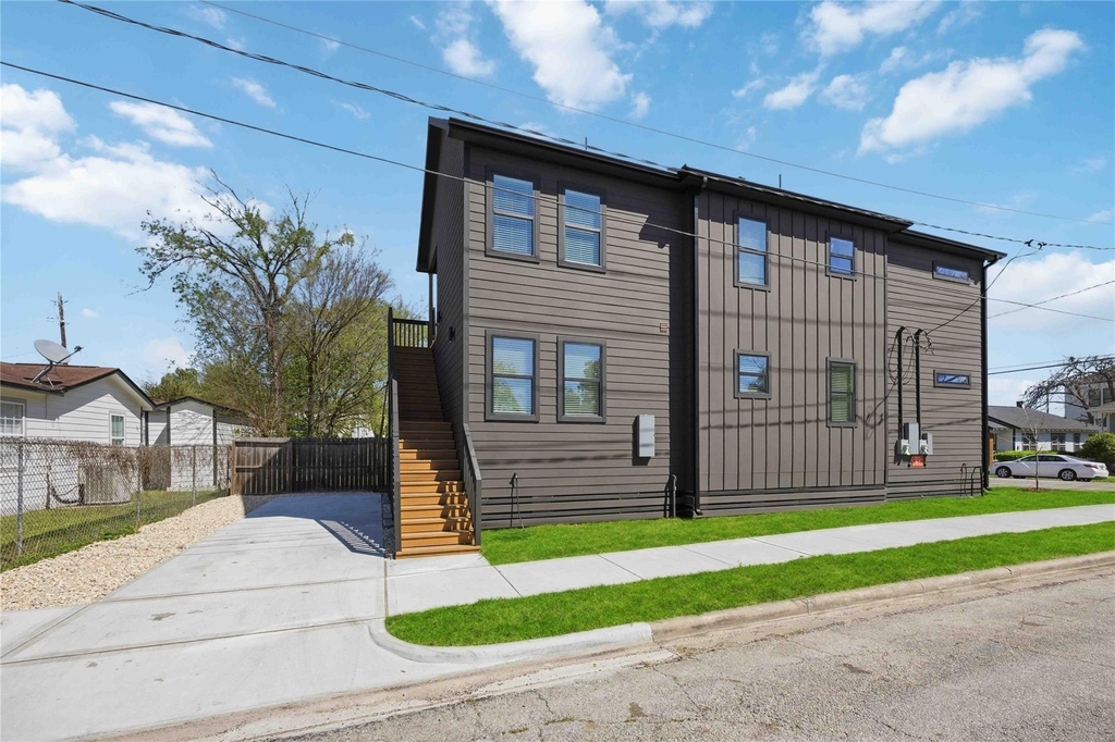 801 E 32nd 1/2 Street - Photo 34