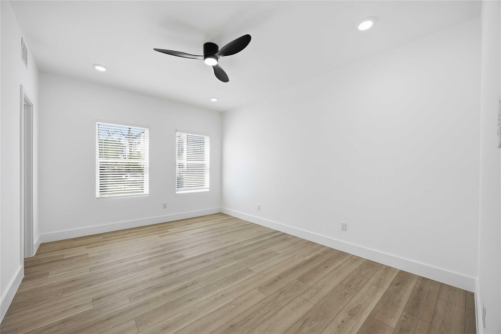 801 E 32nd 1/2 Street - Photo 26