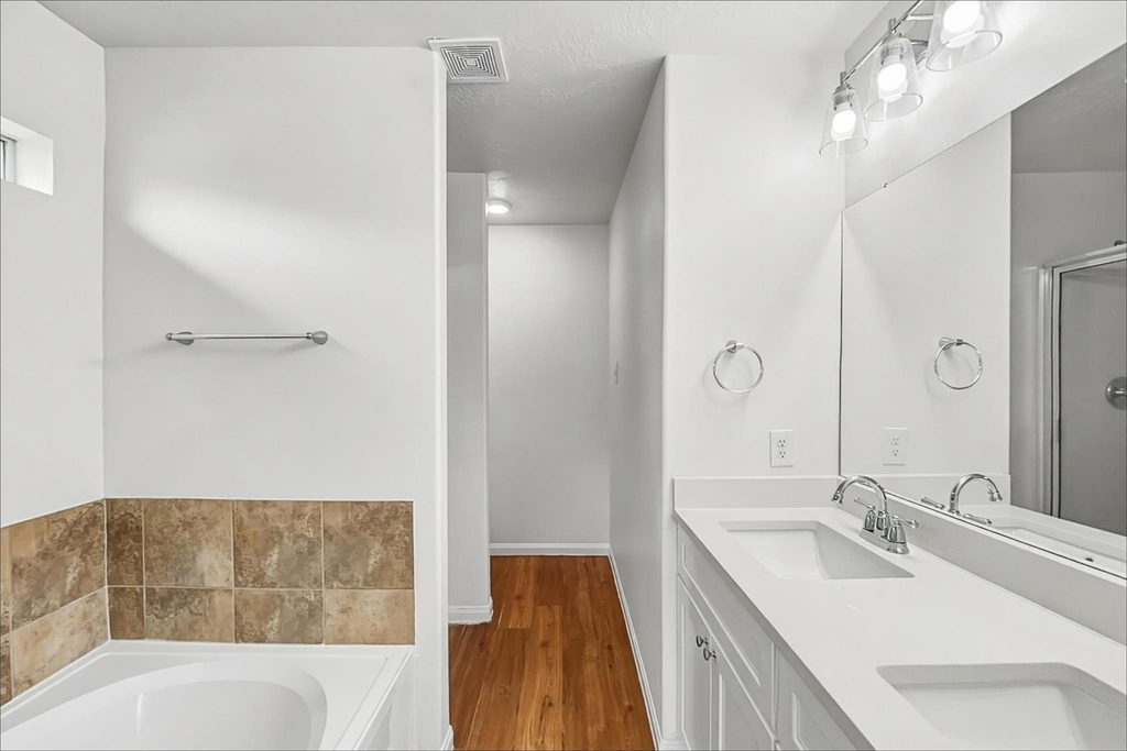 3934 Hawthorne Glen Court - Photo 9