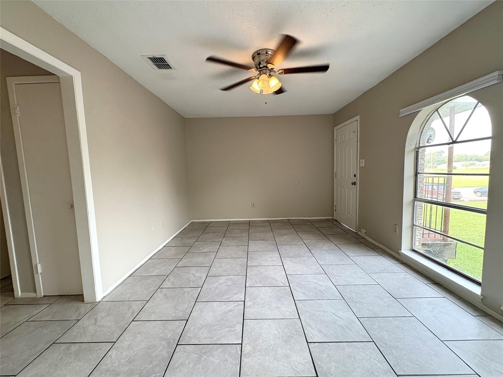 3021 Sycamore Avenue - Photo 2
