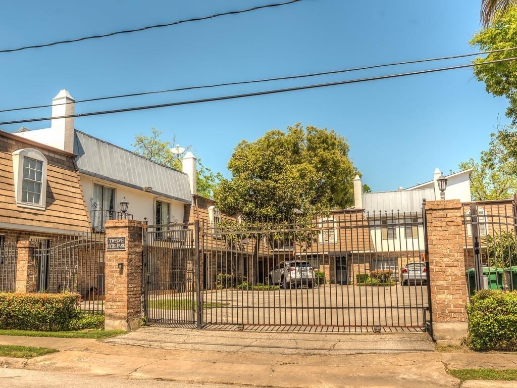 12 Hyde Park Boulevard - Photo 1