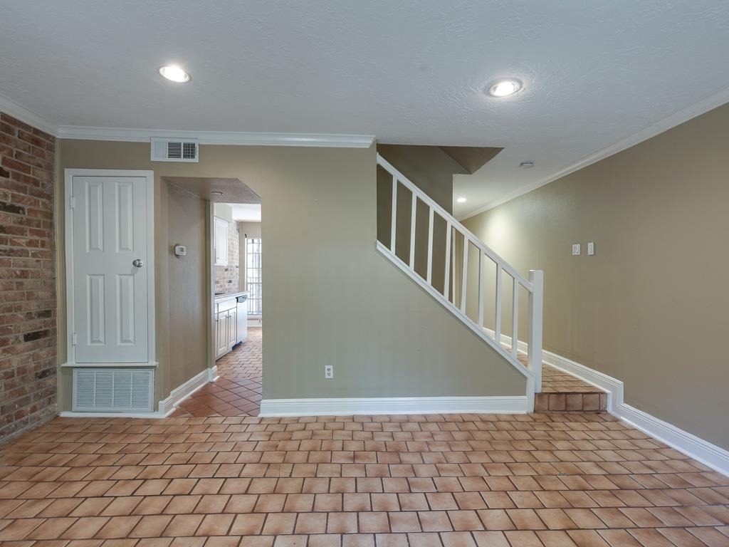 12 Hyde Park Boulevard - Photo 2