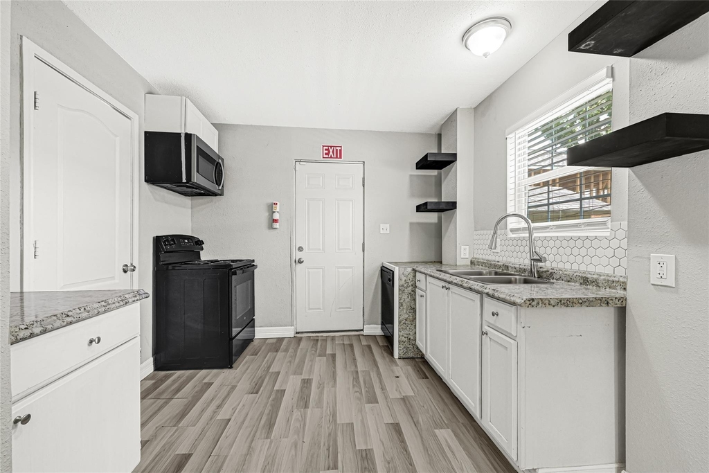306 E 38th Street - Photo 10