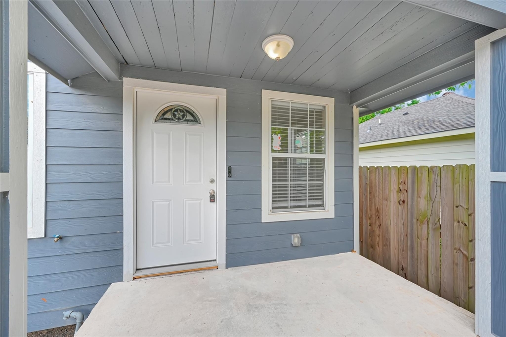 306 E 38th Street - Photo 3