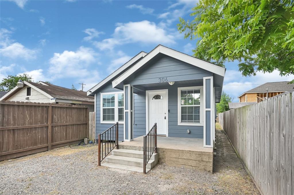 306 E 38th Street - Photo 2