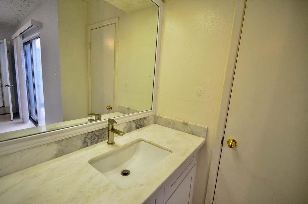 6407 S Briar Bayou Drive - Photo 16