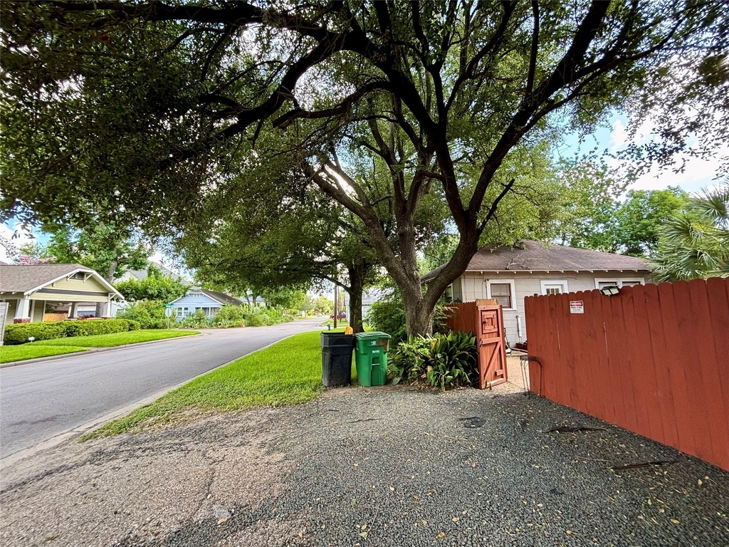1039 Robbie Street - Photo 9
