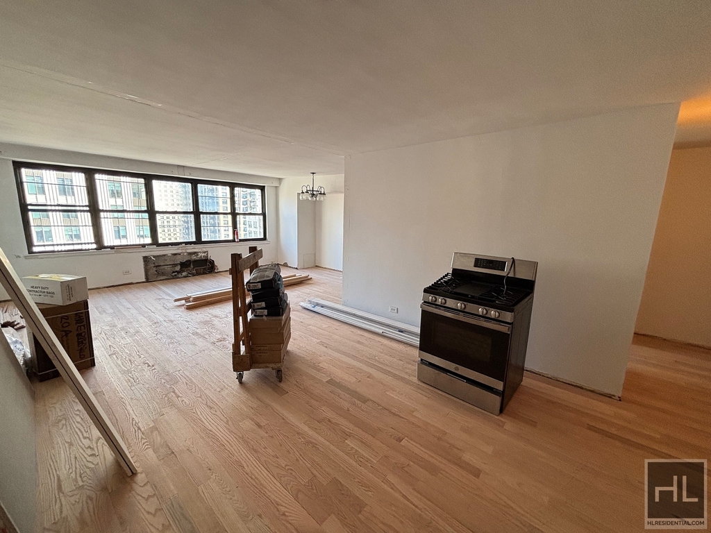 E 82 St - Photo 0