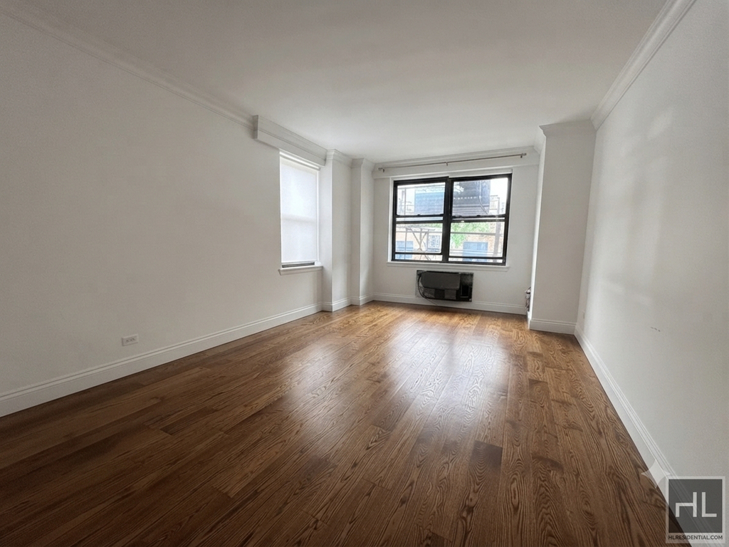 E 82 St - Photo 2