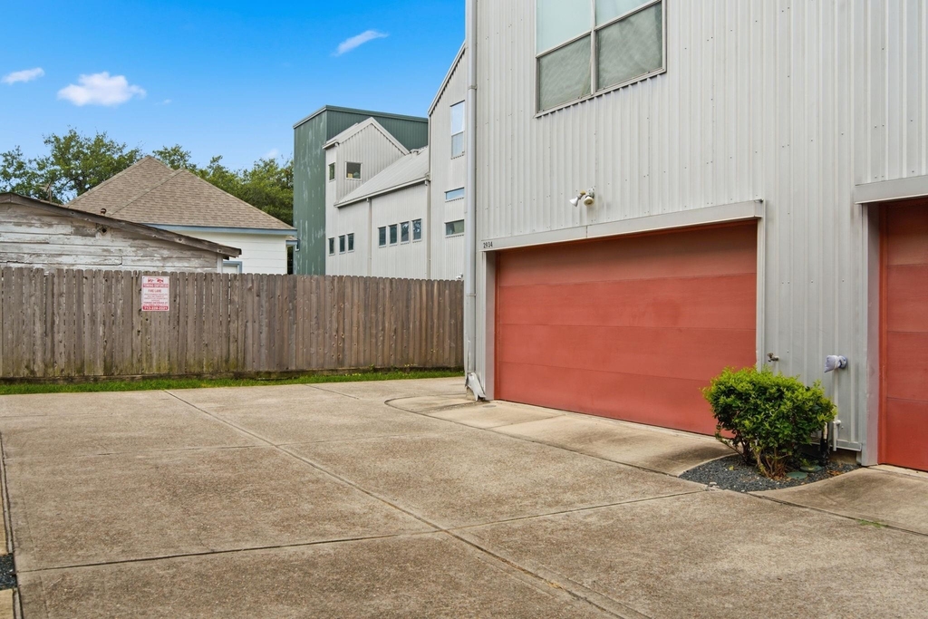 2934 Commerce Street - Photo 5