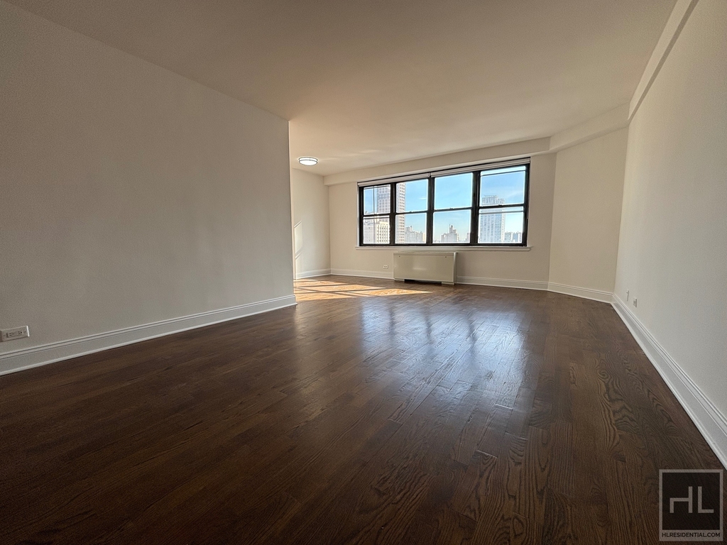 E 82 St - Photo 1