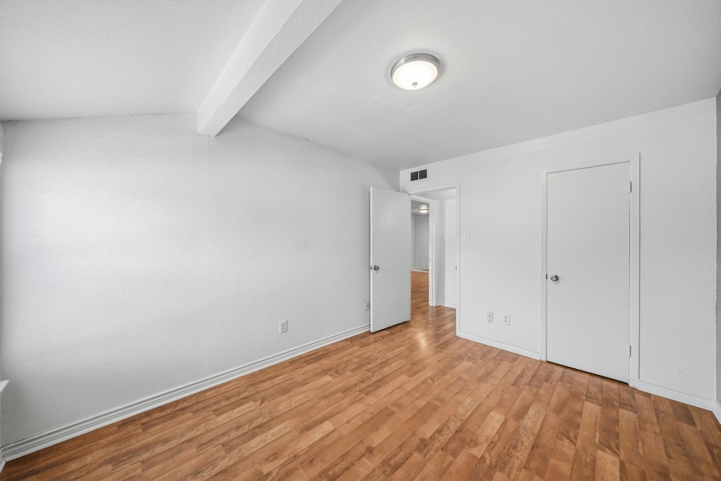 3131 Cummins Street - Photo 21