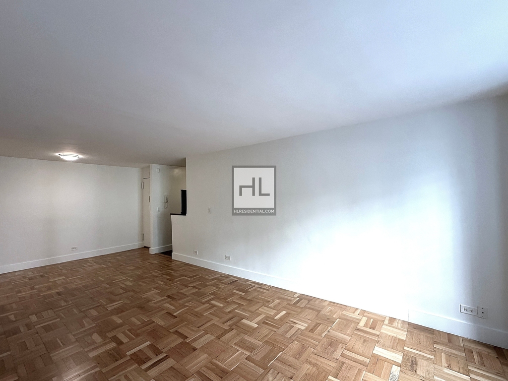 East 63rd Street - Photo 0