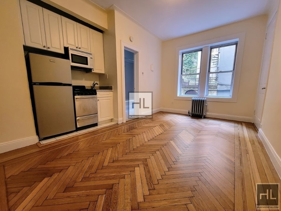 West 13 Street - Photo 3