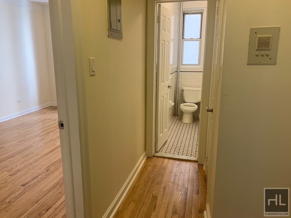 West 13 Street - Photo 4