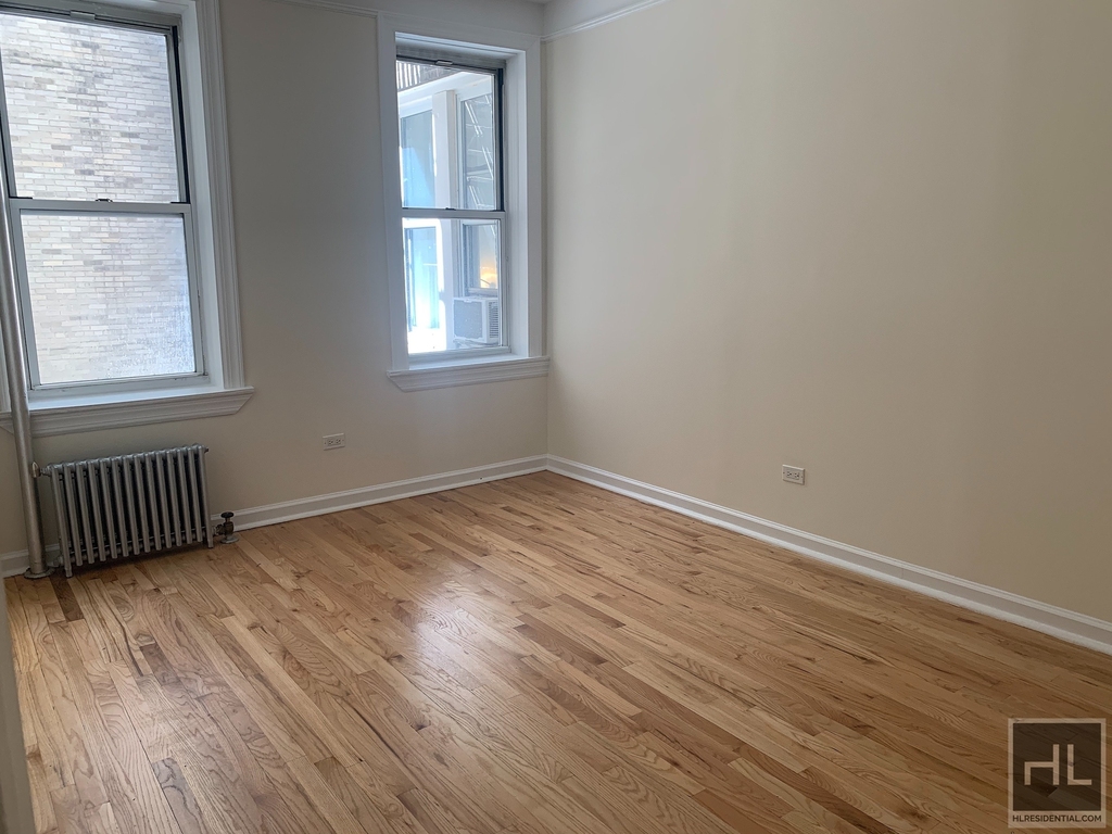 West 13 Street - Photo 3