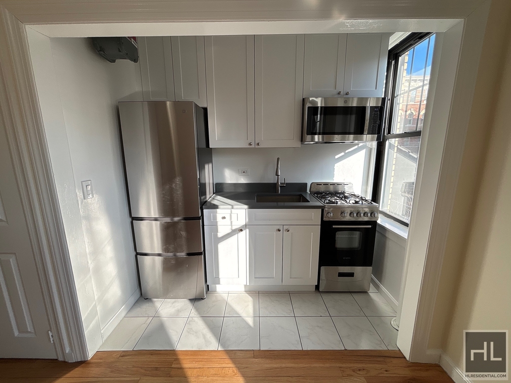 West 10th Street - Photo 2