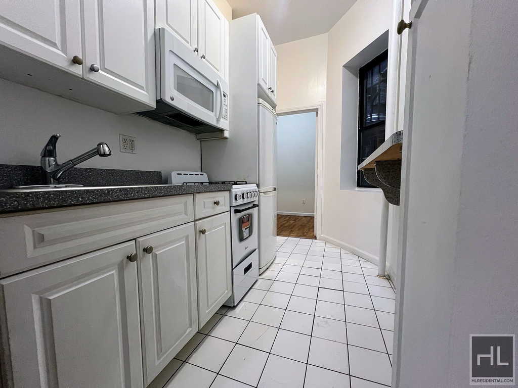 2 Avenue - Photo 2